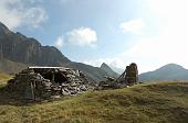 11 Ruderi e passo Laghi Gemelli sullo sfondo
